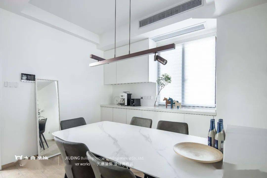 一家人142㎡纯白复式，丢掉客厅沙发，清清透透现代风