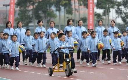 运动会|成都一高校运动会现萌娃方阵 骑着小车车进场了！