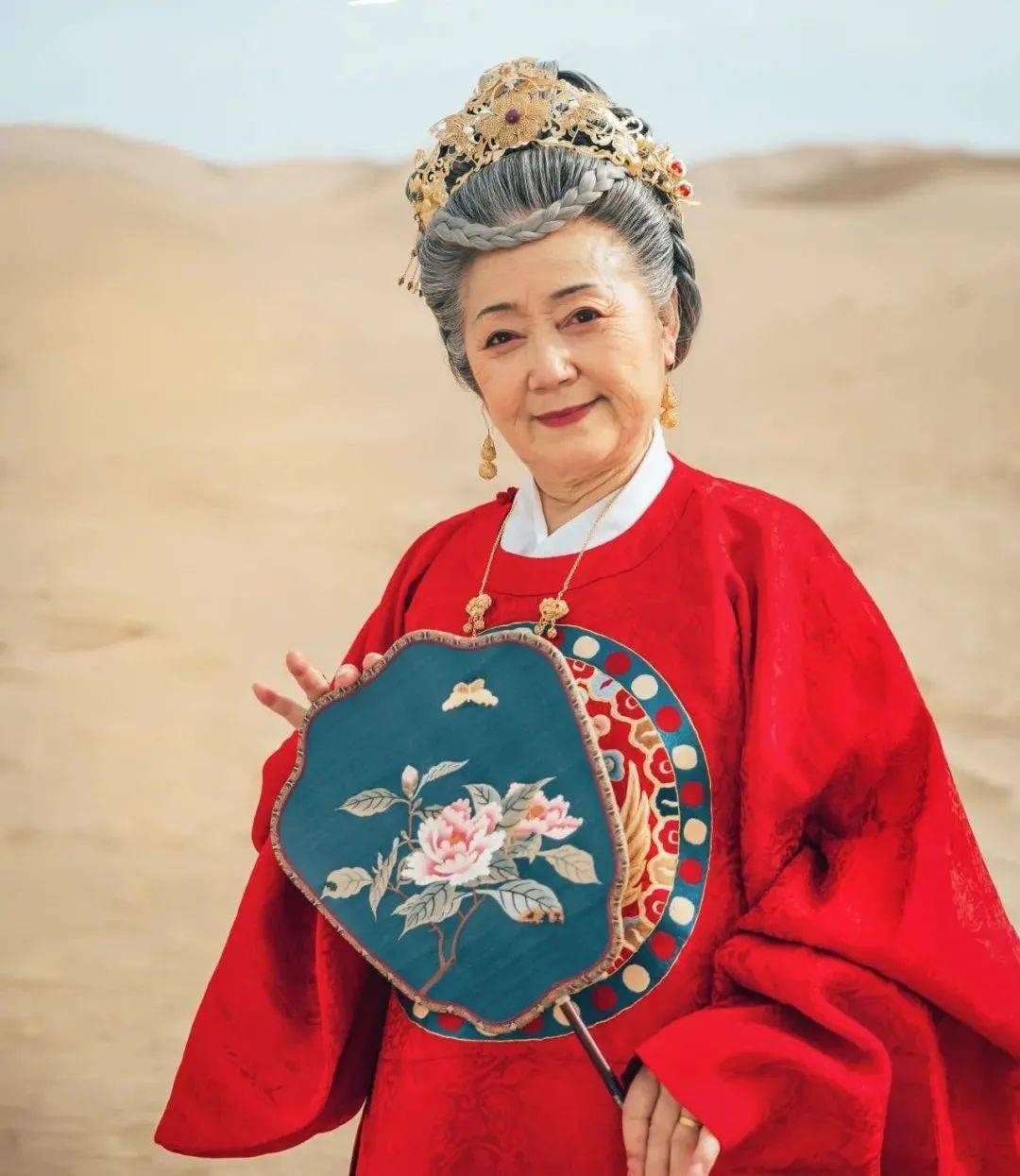 77岁汉服奶奶火出圈:若有诗书藏在心,岁月从不败美人