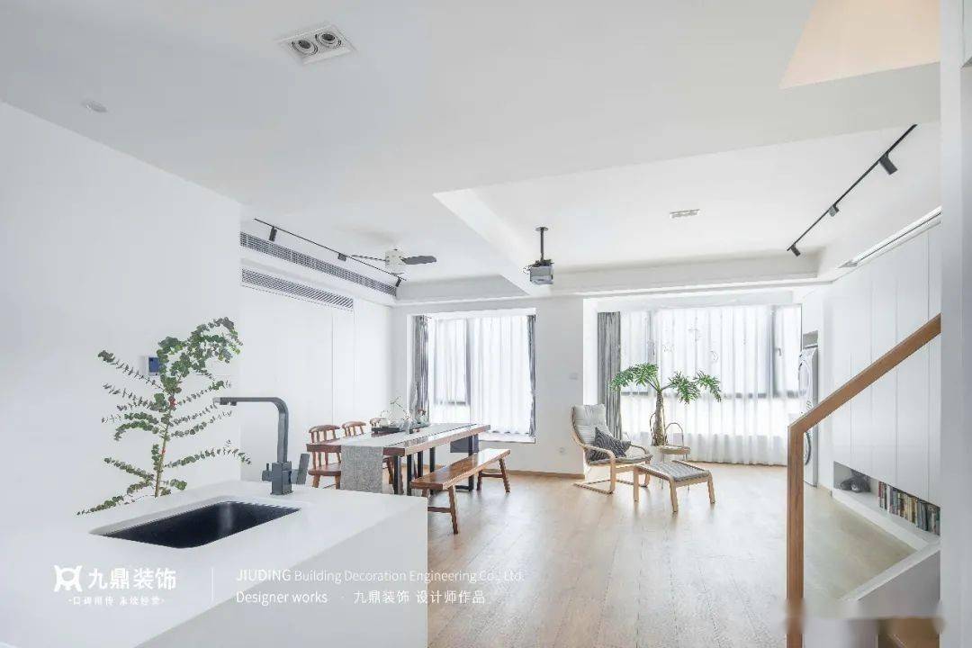 一家人142㎡纯白复式，丢掉客厅沙发，清清透透现代风