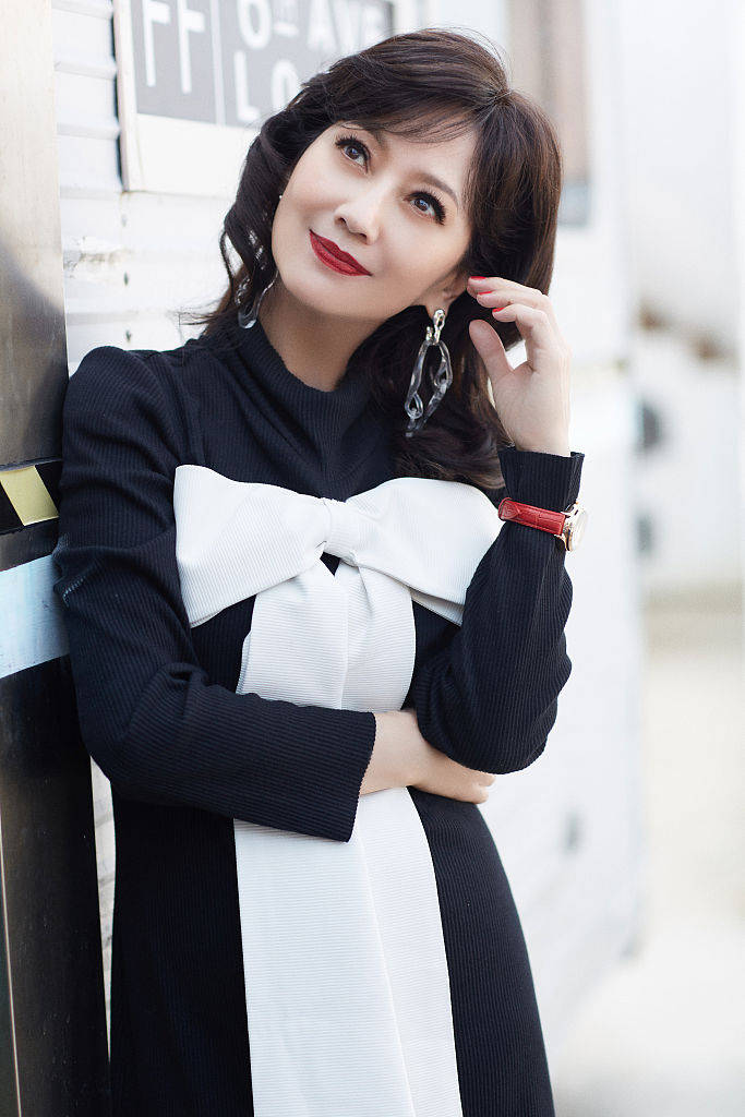 赵雅芝优雅黑裙点燃复古浪漫情怀 阳光下展露治愈笑容气质卓然_写真