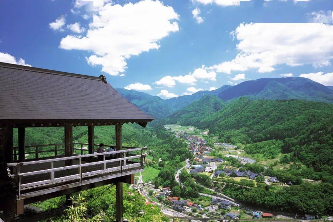 日本十大紅葉名所之一絕壁下的秋日山形縣立石寺