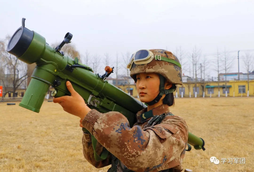 有一种美叫中国女兵她们肩扛导弹筒的样子真美