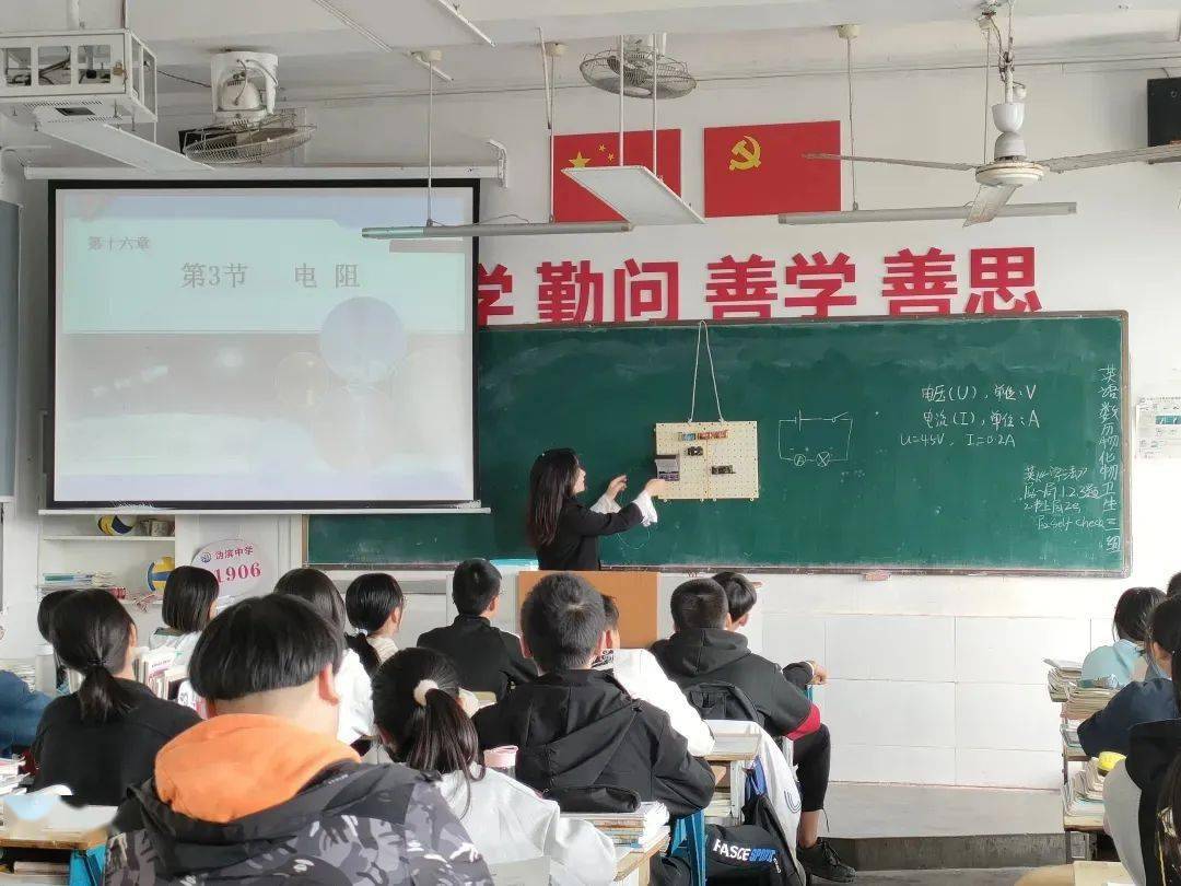 喻家坳中学品味人生10月23日,喻家坳中学在宁乡市图书馆开展了以"读书