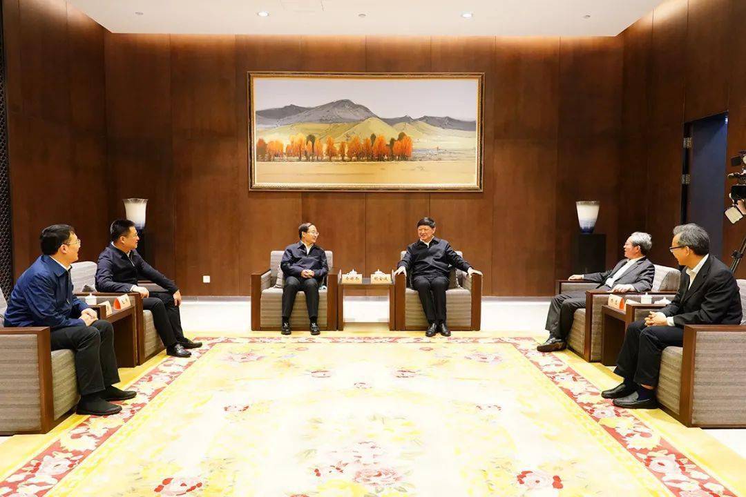 一行推介会前南京大学党委书记胡金波,南京大学党委常务副书记杨忠