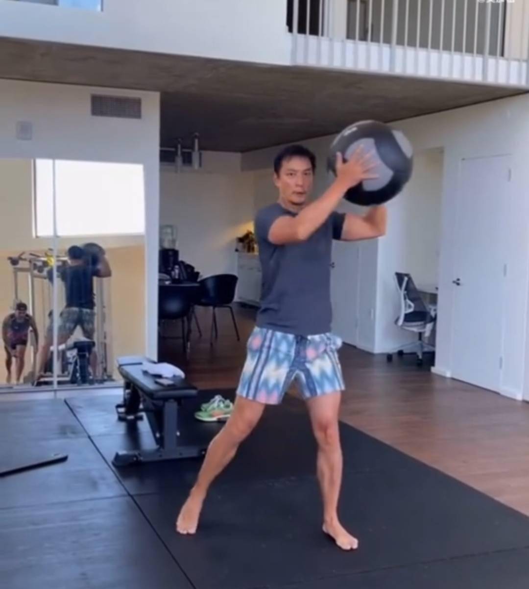 吴彦祖为建筑系学生上网课,穿深色外套超低调,47岁仍超帅气_健身