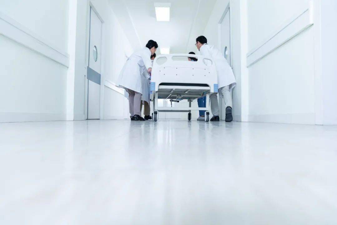 图文|如厕也危险！男子上厕所用力过猛导致脑溢血！还有人因此猝死！网友：我上厕所肺炸了...