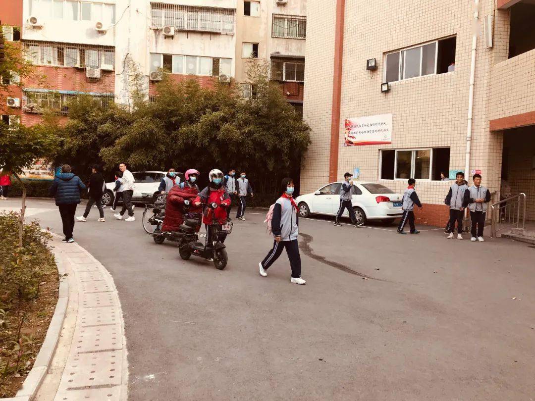 都戴上了安全头盔凡是驾驶电动车的无论是老师还是学生新乡市第七中学