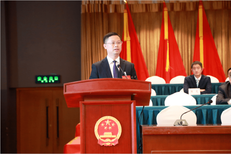 会上,新当选的峨眉山市人民政府市长陈林强作任职表态发言.