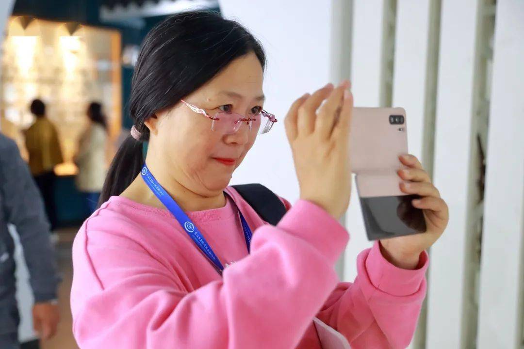 文化礼堂,精神家园漂亮的陈芝颖为大家全程讲解网络大咖们首站来到傅