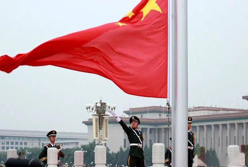 迎接着每日的朝阳我们又一次站在这荣光中庄严的国旗冉冉升起让每一个