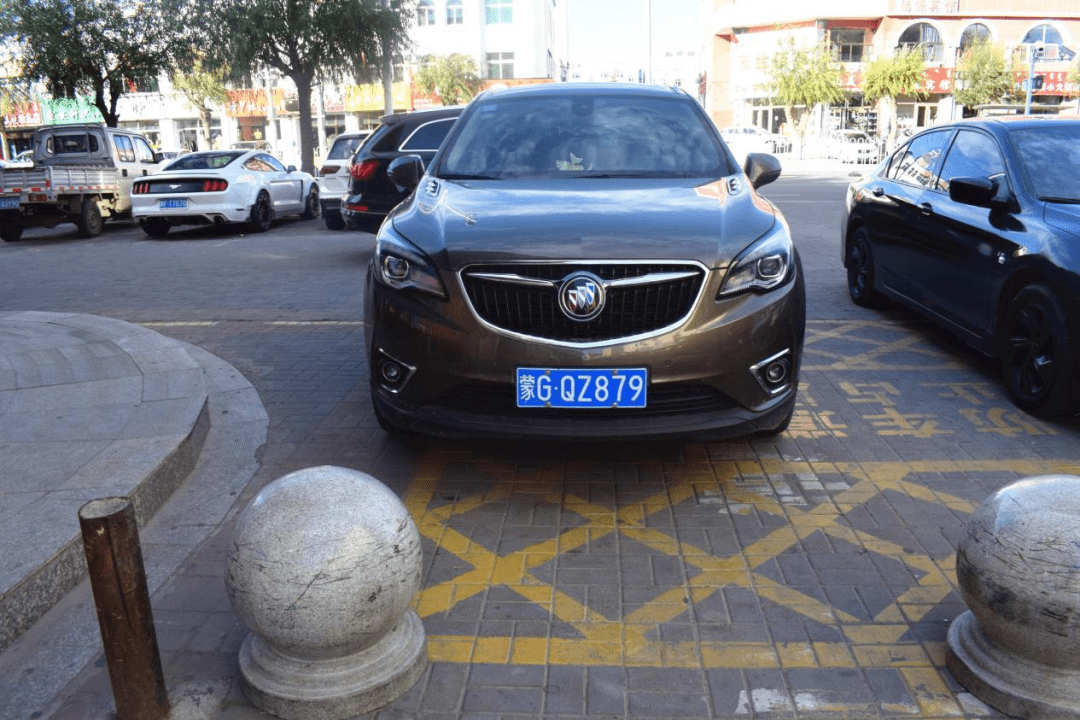 车牌号:蒙g·qz879时间:2021年10月29日地点:科右中旗步行街事项:占用