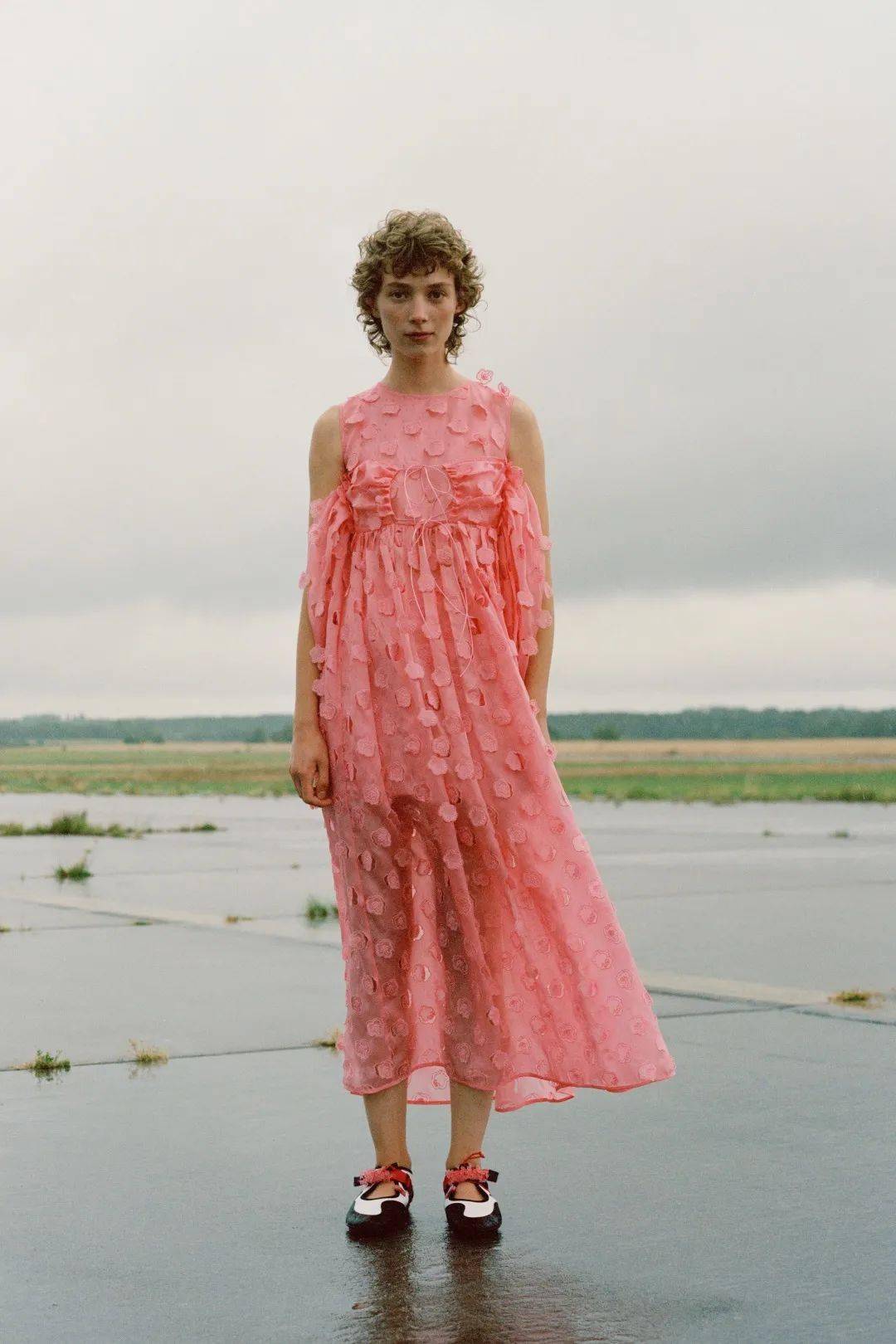 品牌 为「童话」找到合适的安放,来自北欧的浪漫!Cecilie Bahnsen将心跳融入到雨声、风声、吉他声中!