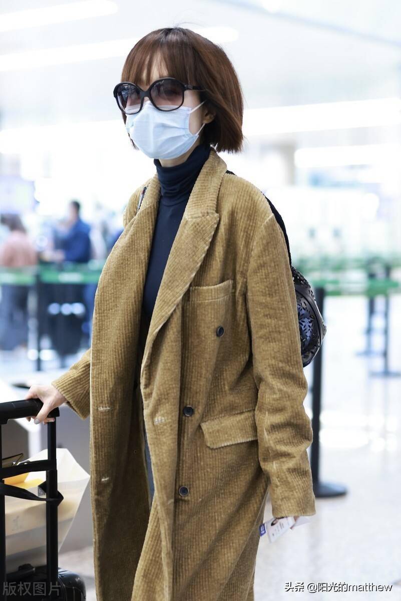 鲁豫街拍:穿长款大衣搭配牛仔裤潇洒随性,对镜挥手亲和力满满_机场