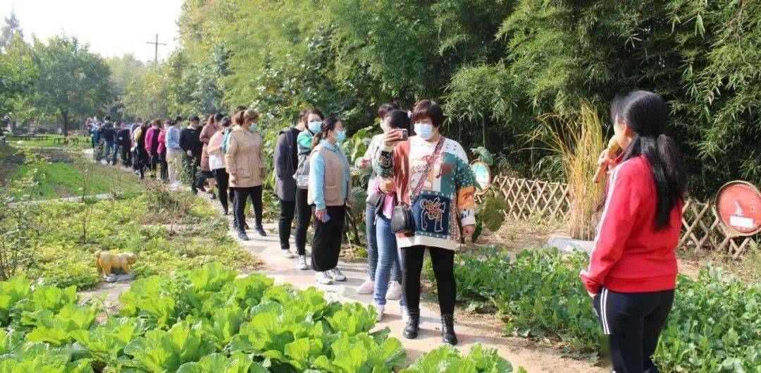 家長們參觀了行知園勞動基地,瞭解了孩子在學校的勞動課程,對當下孩子