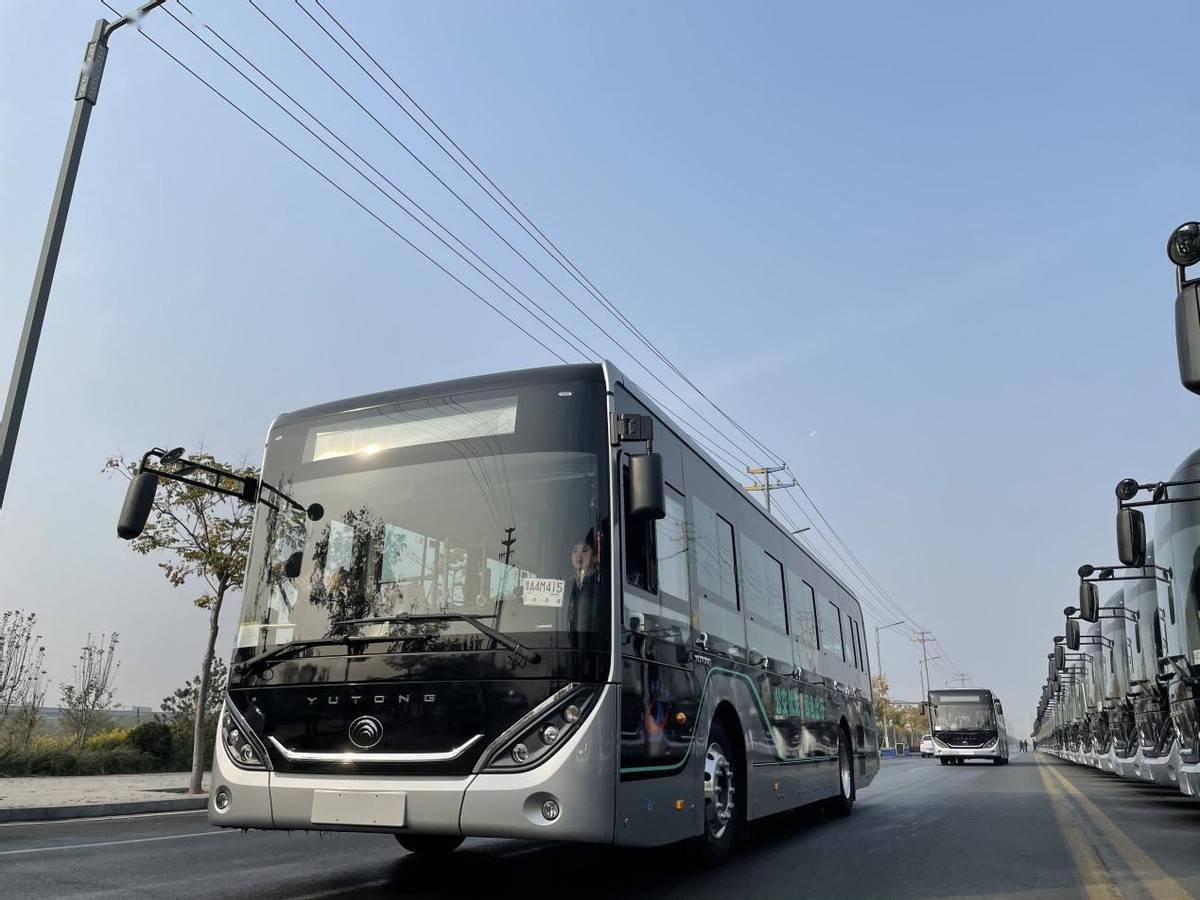 50辆宇通新能源公交车正式投运——河北省武安市举行新能源公交车交车
