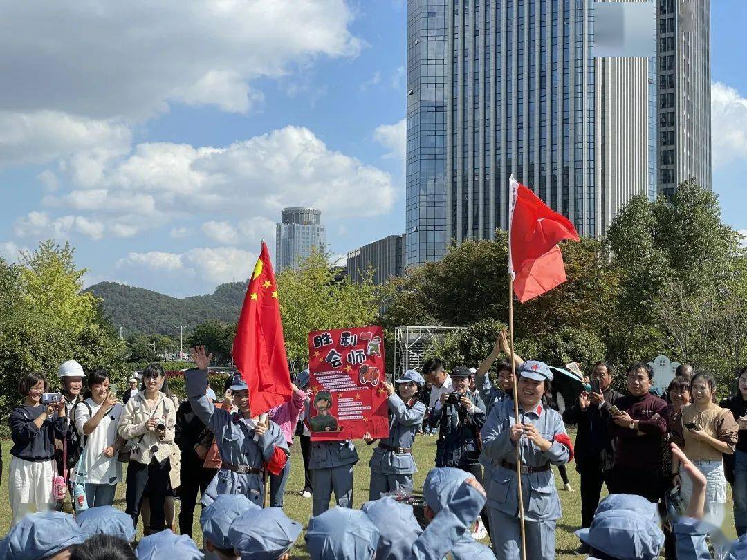 首长互握手,小红军们欢呼,心情万分激动.