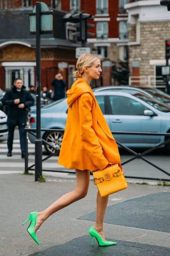 大衣时髦入冬，穿亮色！