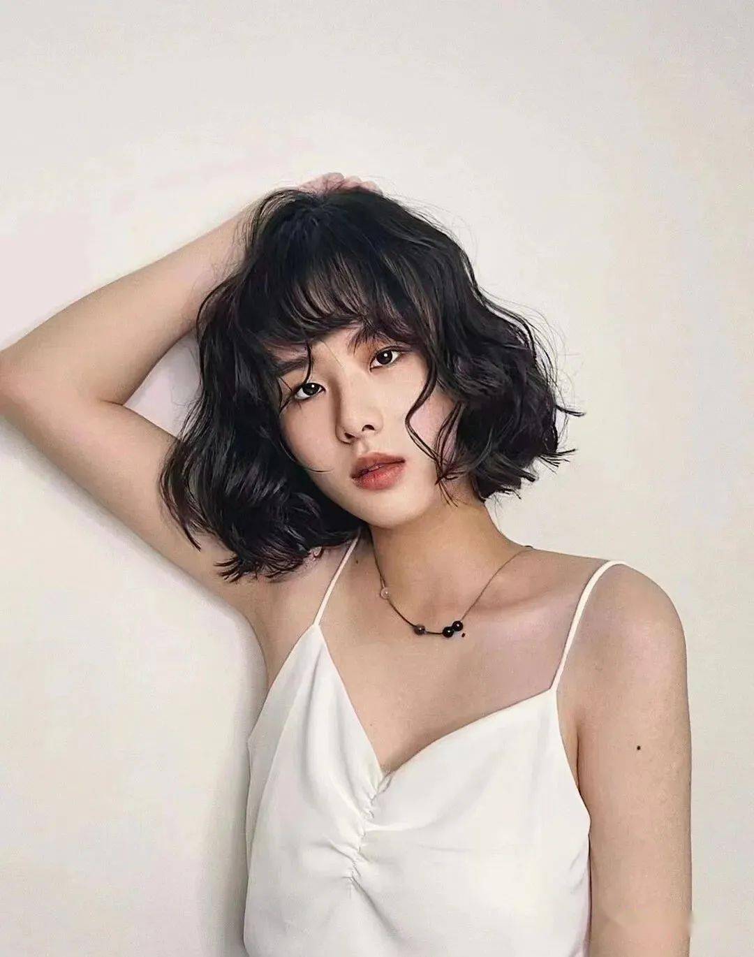 还能修饰脸型超级有时尚感,又很减龄,烫过的短发染个色更有质感,可以