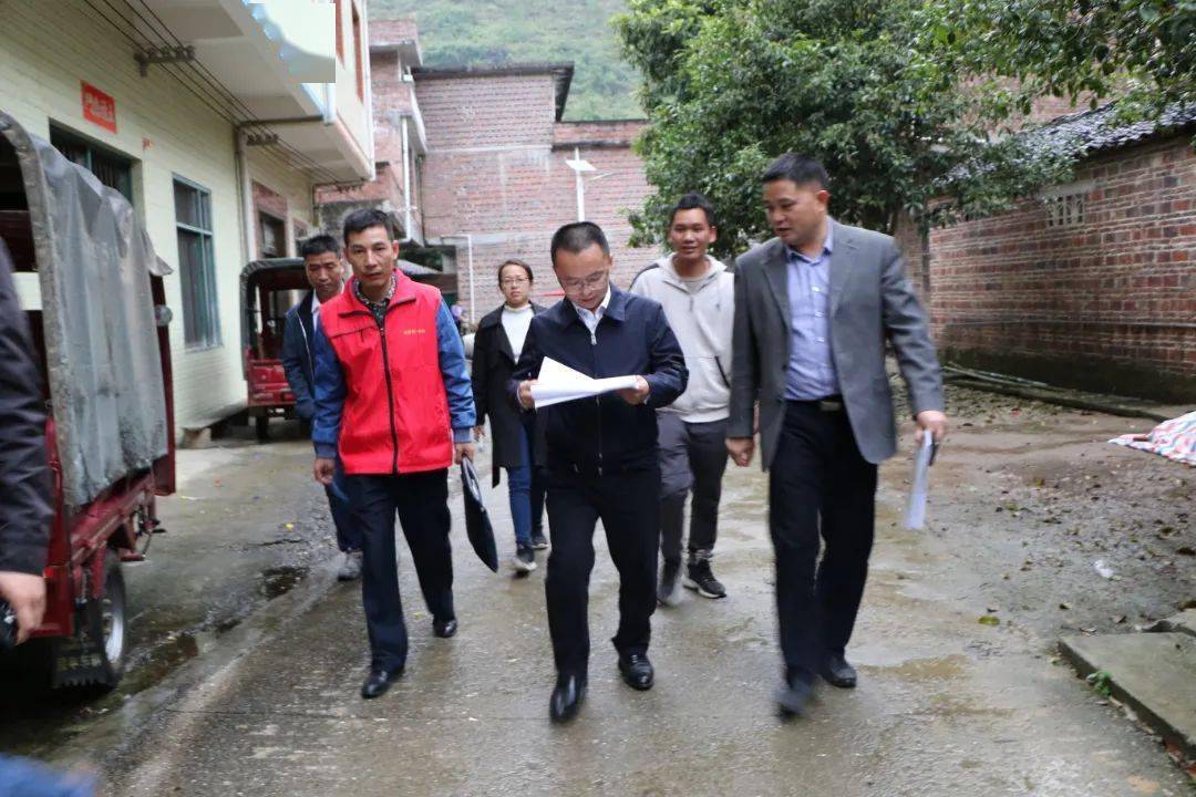 乡永仁村留洞屯脱贫户莫任女笑着告诉到家中入户走访的县委书记李建君