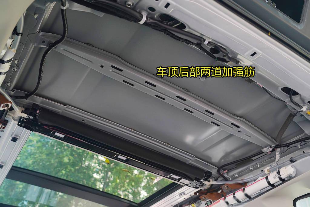 天窗后方的车顶采用了两道加强筋,是比较常规的设计.