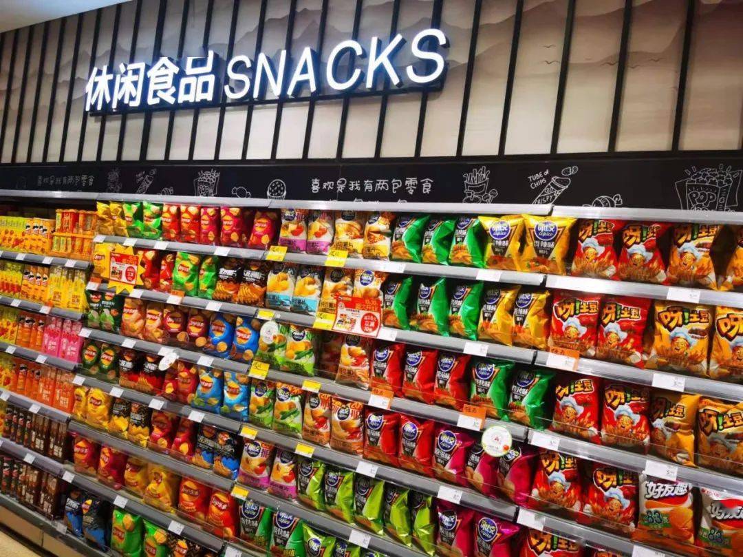 丰富的休闲食品盒酒水饮料陈列步步高自建全球直供基地,培养新鲜