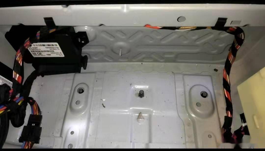 后备箱底板及后围板目前没有变形烧焊痕迹,密封胶符合原车标准,基本