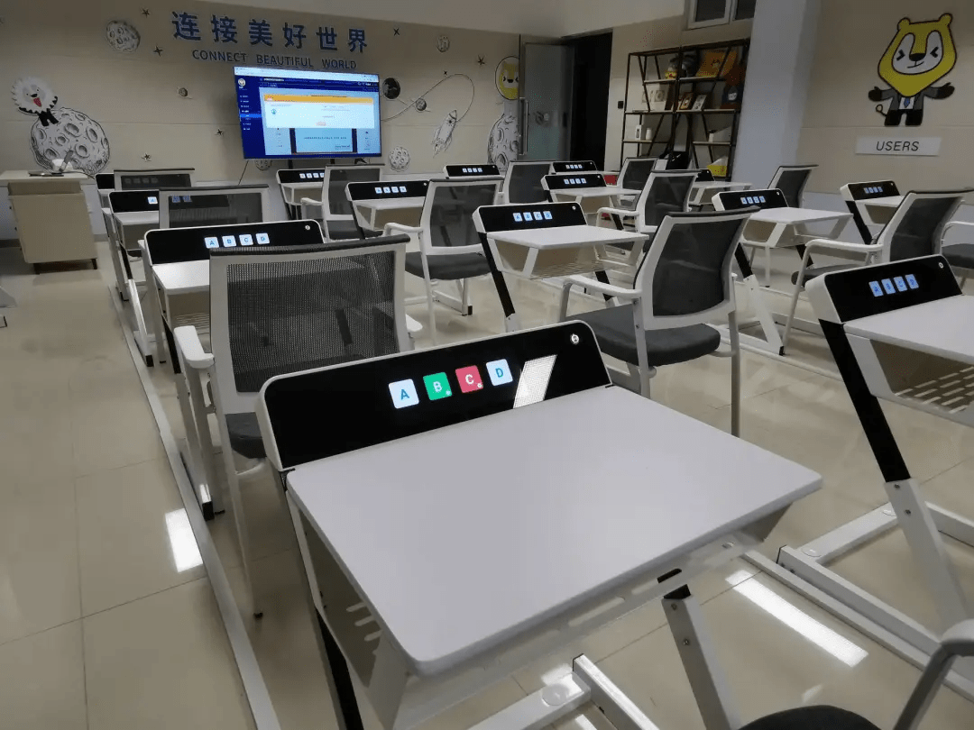 从汽车中控取得灵感，这家公司在课桌上做了课堂“仪表盘”