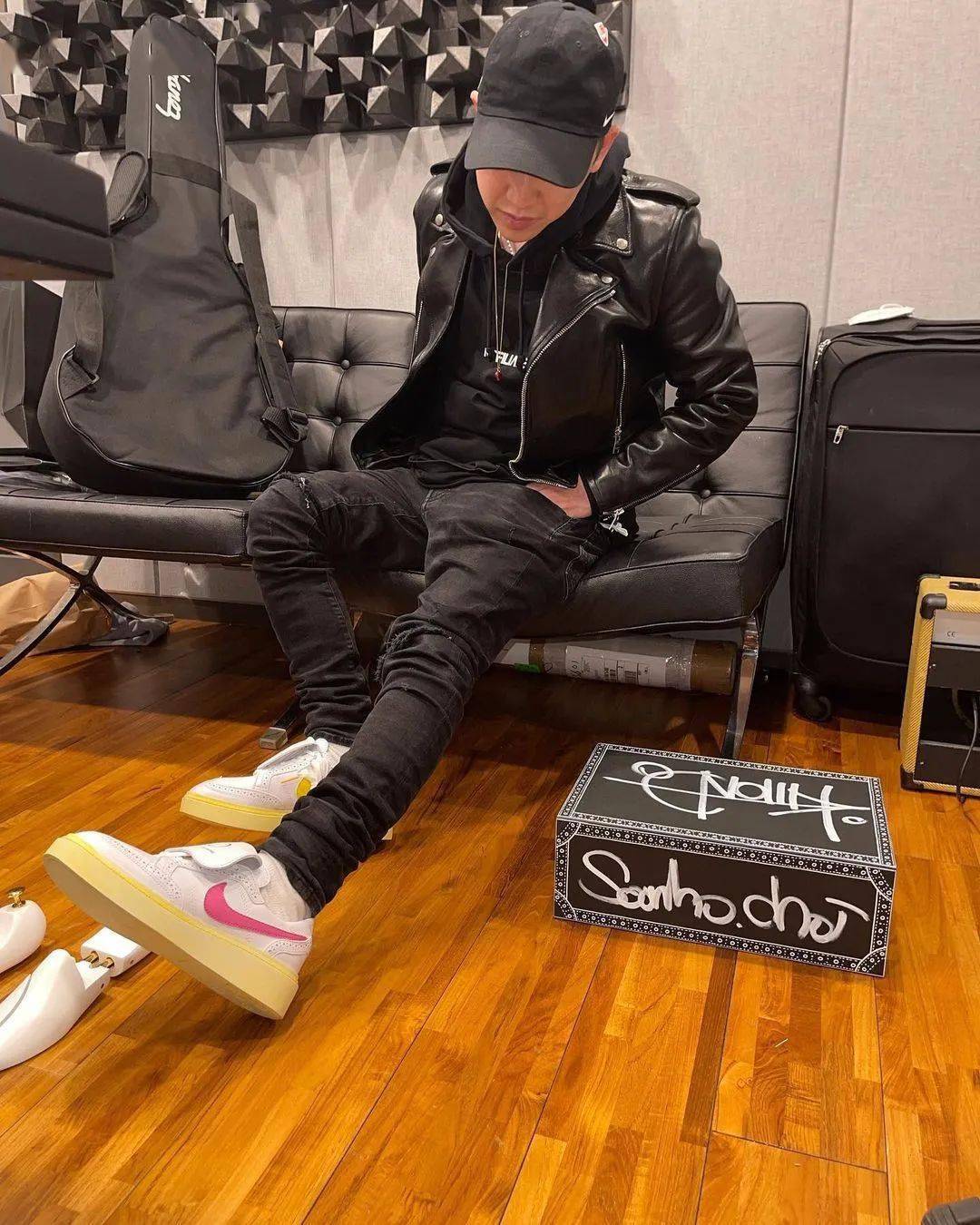 最新蠢浩穿上权志龙联名鞋 676767