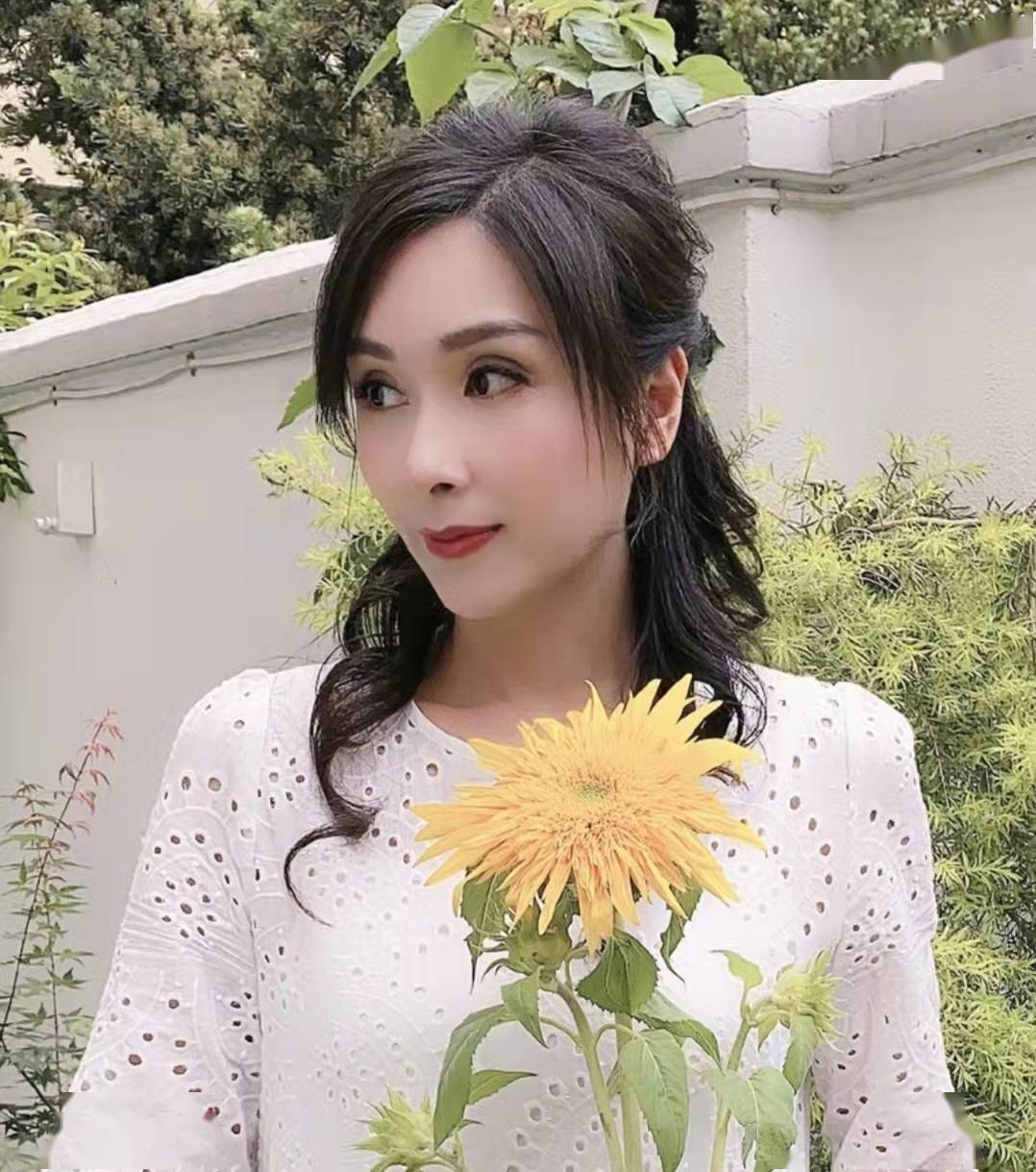 逆天颜值47岁杨恭如短发造型减龄20年曾介入富商婚姻遭掌掴