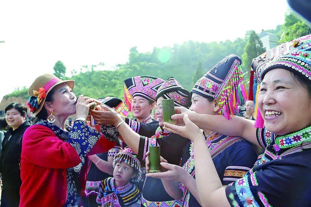 壮家节日"三月三",壮族人家给外来游客敬酒.
