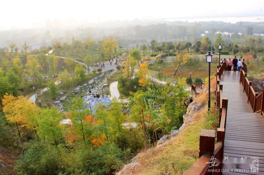 10月30日,游客在秋色宜人的烈山区天街风景区游客环山步道骑行10月30