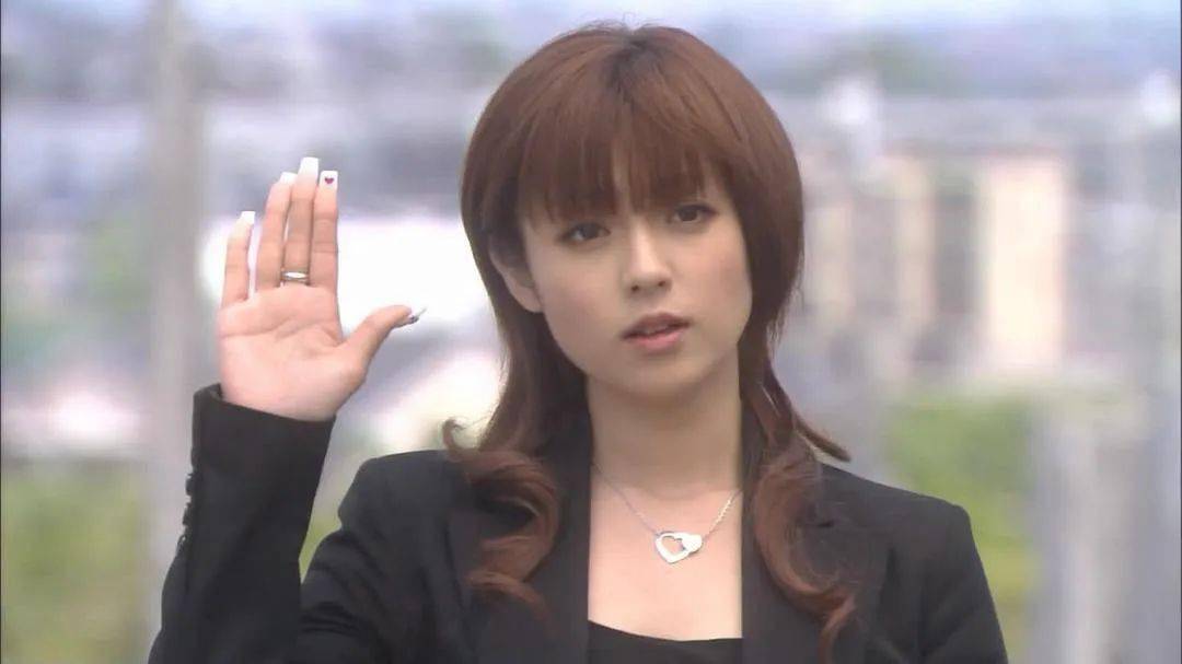 我要说的来自于日剧《富豪刑警》中的女主角,神户美和子.