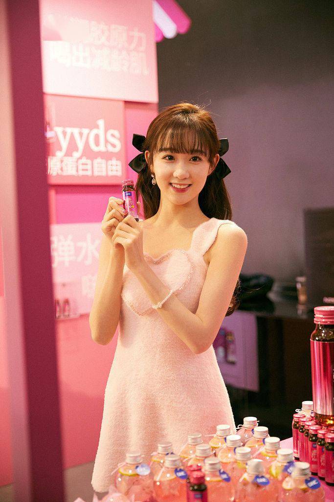 李子璇海边氛围感写真清新元气 捧冰淇淋笑容甜美满屏少女感