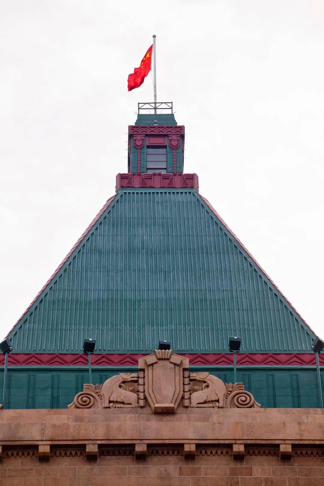 沙逊大厦高达19米的墨绿色金字塔型铜顶,类似于古埃及金字塔或美洲