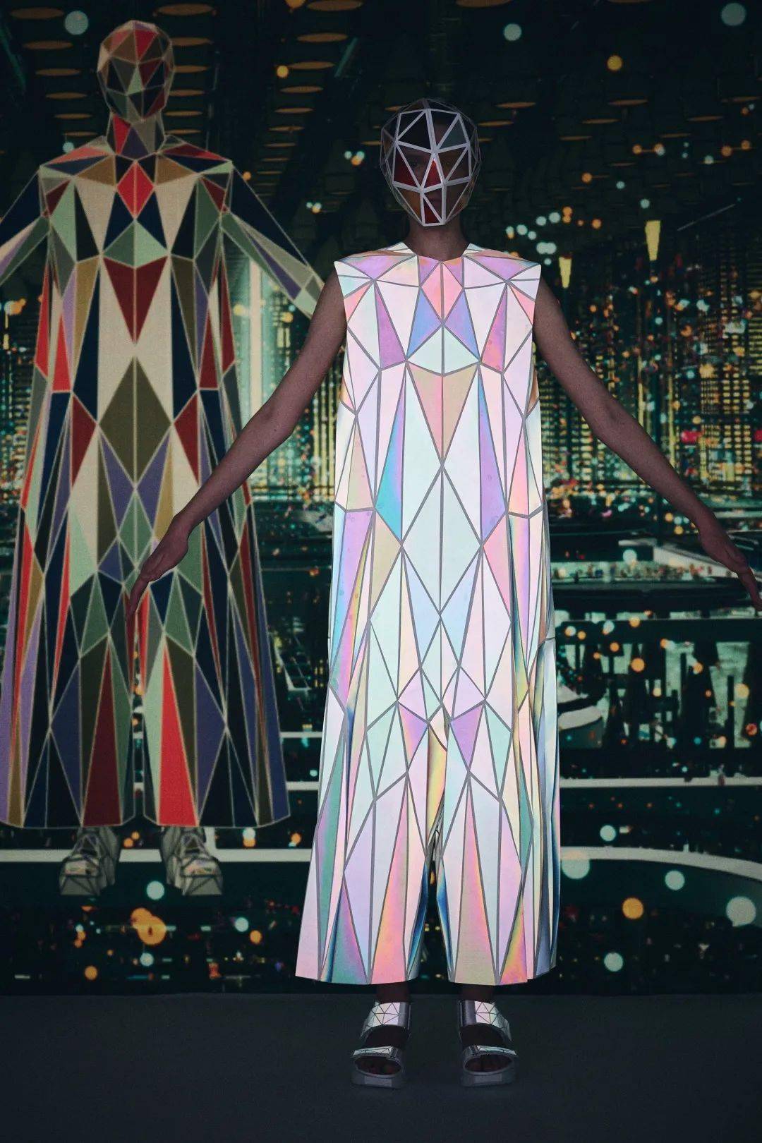 科技感拉满的服装秀!日本三代设计师森永邦彦2022春夏系列发布!