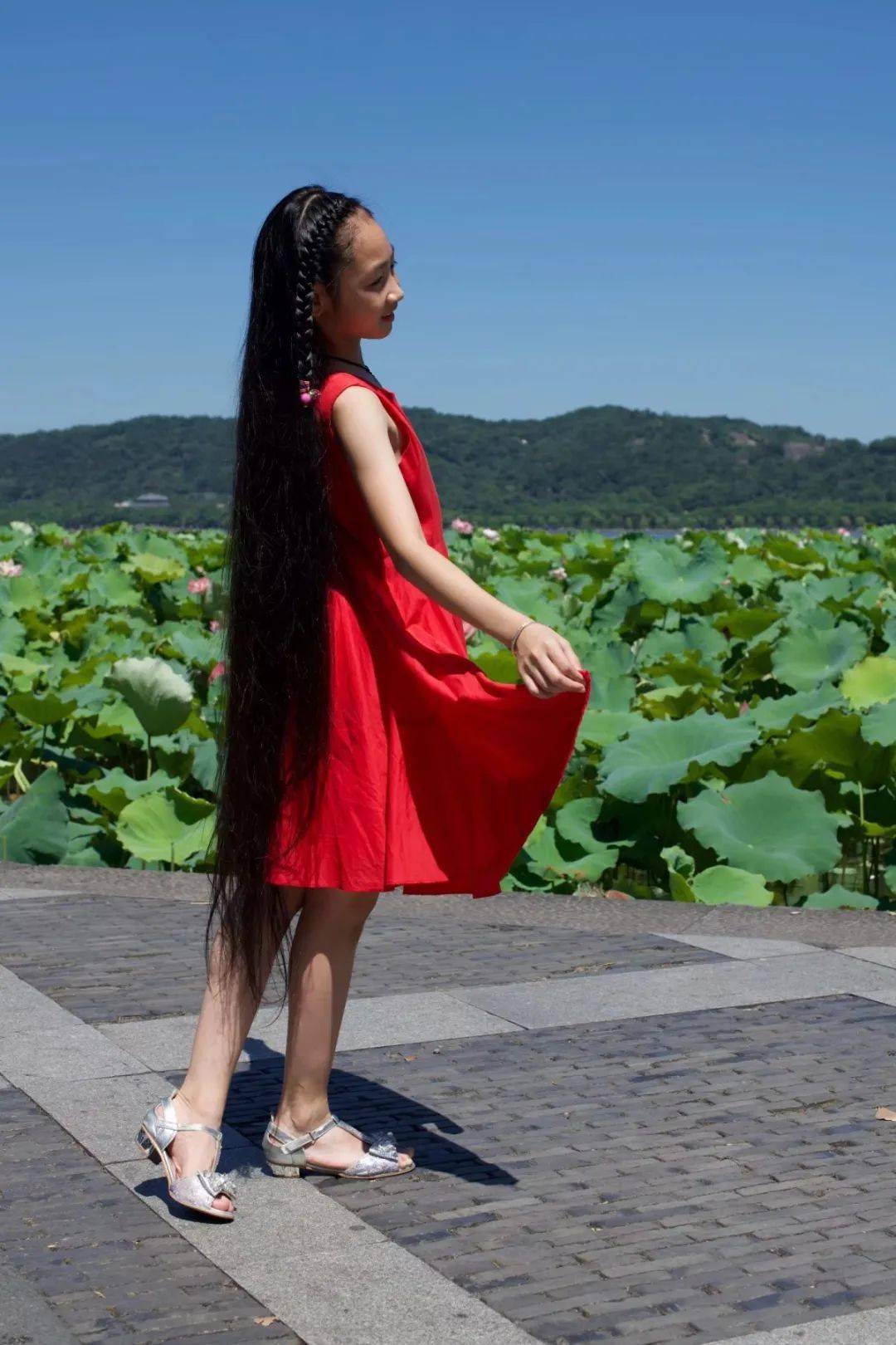 这可能是杭州头发最长的女生为了拼这场比赛这位初三女生刚刚剪下15米