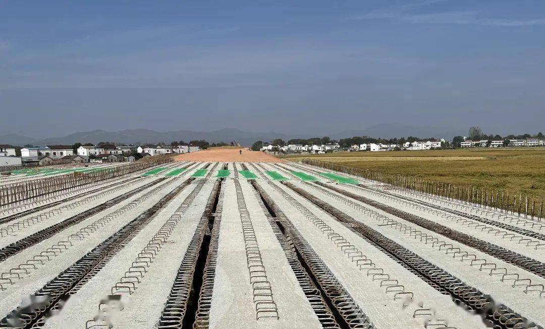 10月30日,无岳10标项目一工区首座t梁桥梁板架设