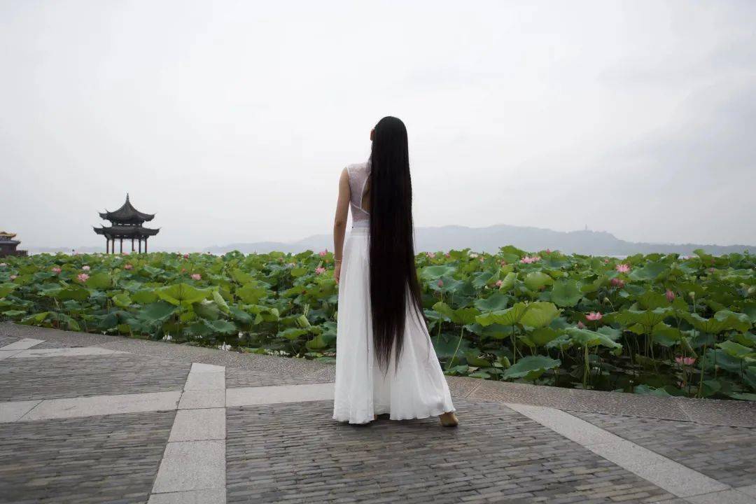 这可能是杭州头发最长的女生为了拼这场比赛这位初三女生刚刚剪下15米