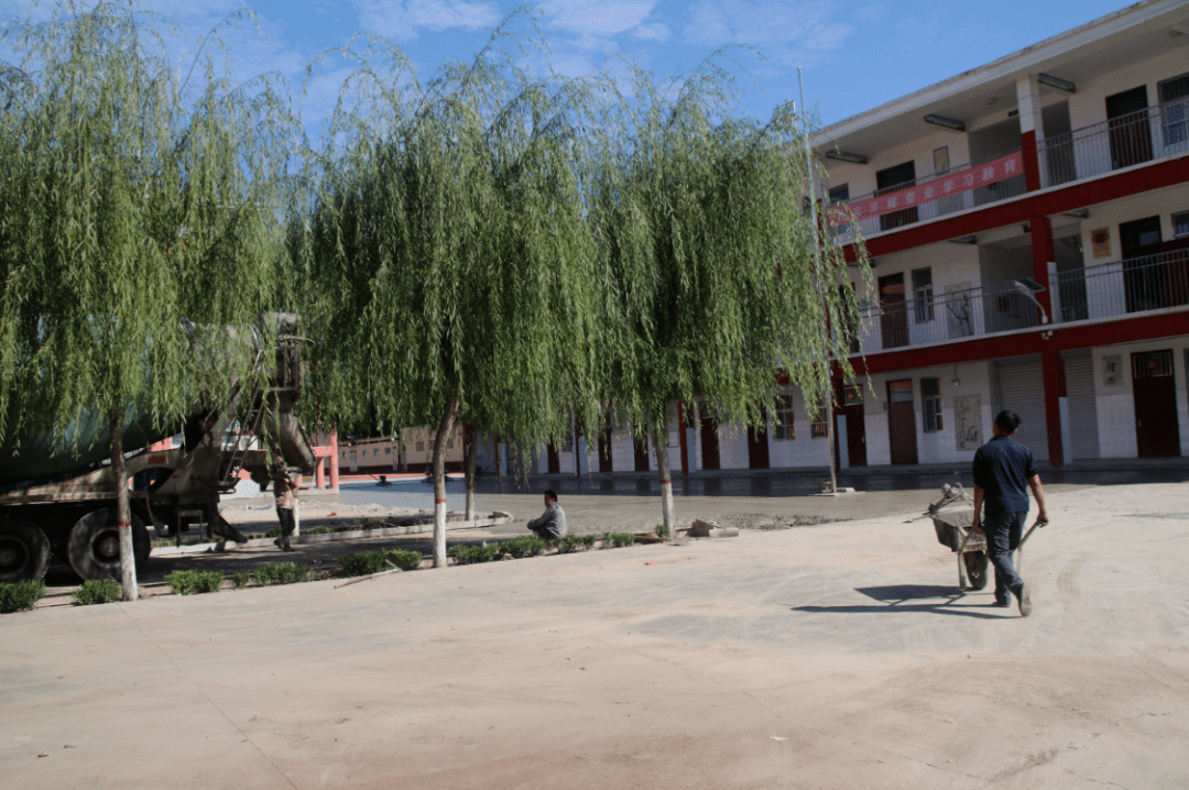 为校解难办实事政府修路暖人心魏庄镇党委政府帮助学区修缮道路和标识