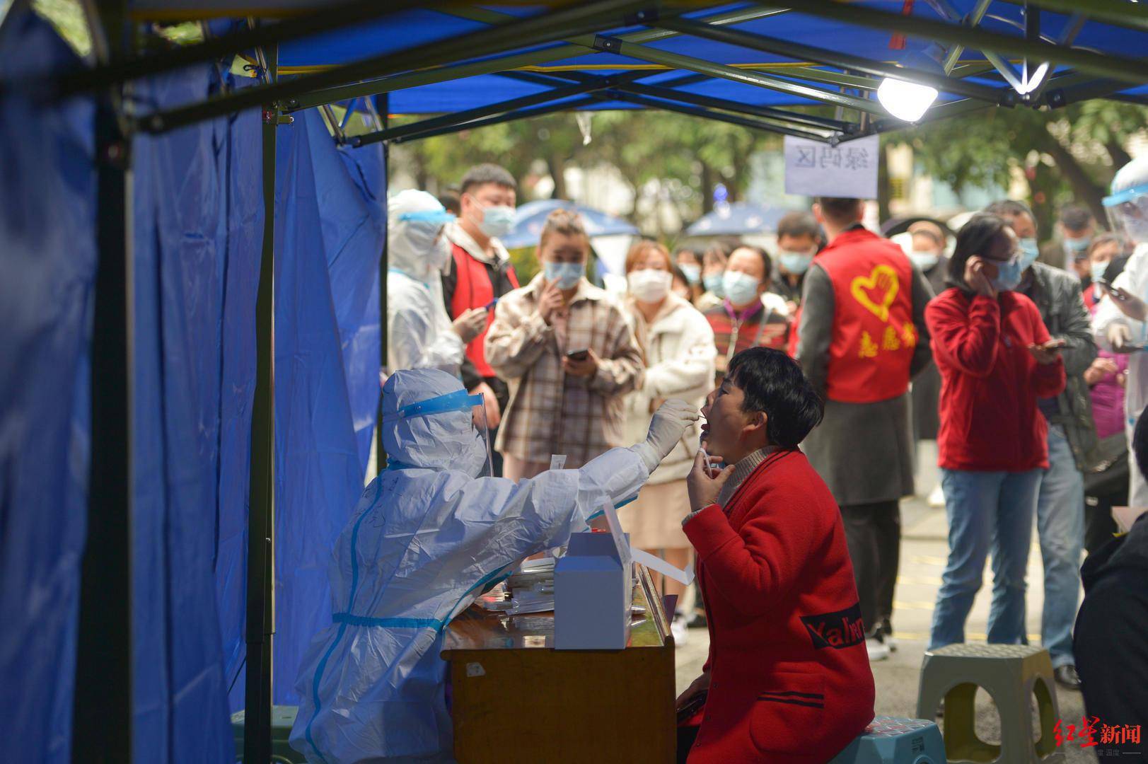 直击成都核酸检测现场市民防控形势严峻做核酸检测对别人也对自己负责