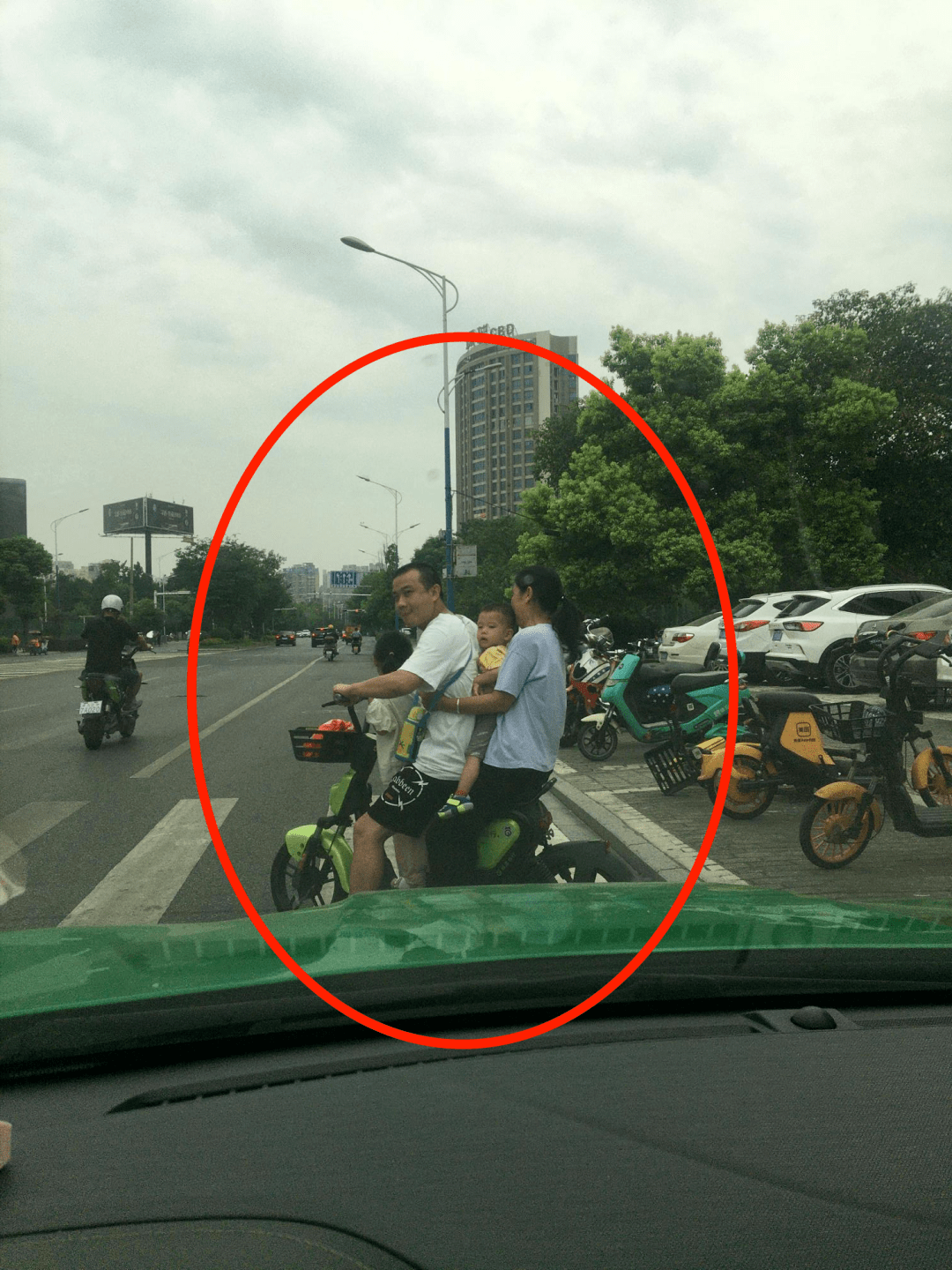 创文曝光台记者实拍九江共享电动车各种花式载人