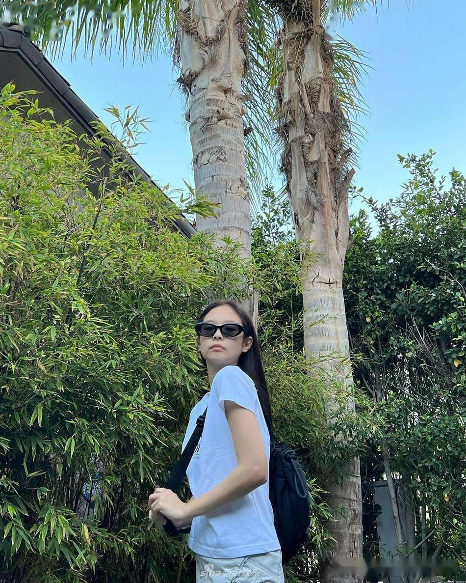 jennie穿短裤短袖仍在过夏天戴墨镜表情酷拽