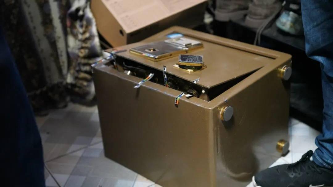 床头保险柜被撬15万不翼而飞 四川眉山东坡警方17小时破案