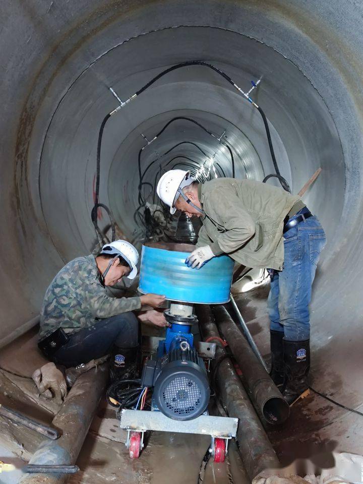 管外触变泥浆施工.该工程采用泥水平衡顶管施工工艺,顶管管道直径3.