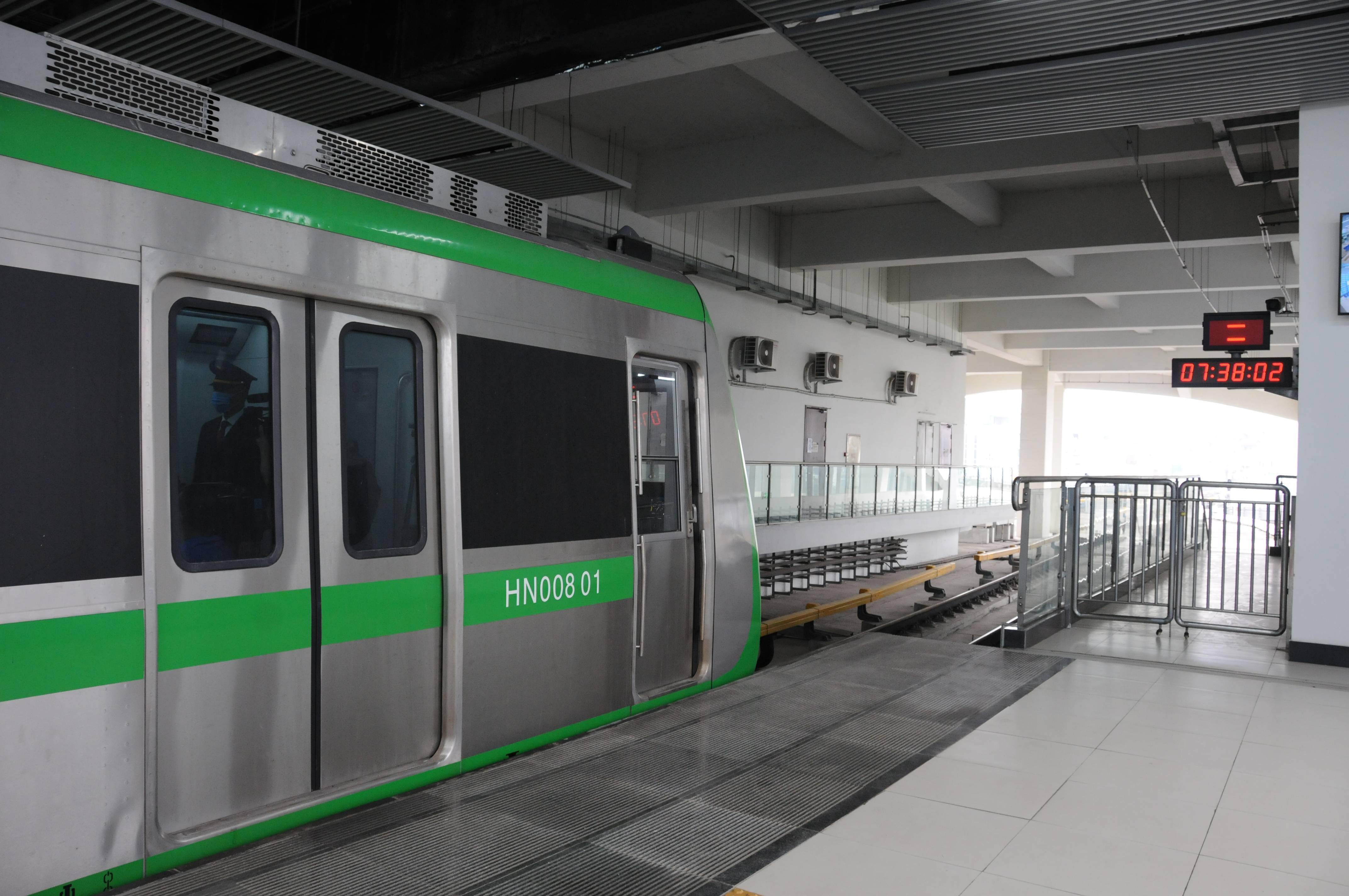 11月6日,列车在越南首都河内吉灵-河东轻轨线上行驶.