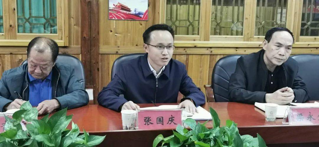 三江县副县长张国庆(中)讲话此次考察促进了老科协系统内部沟通和交流