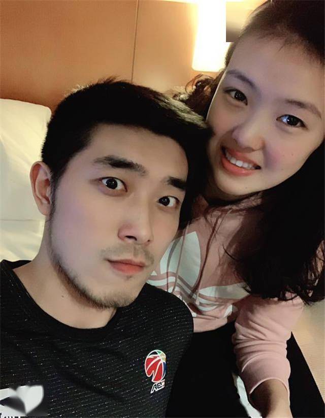 小伙子|吴冠希教张常宁打篮球！老公炫耀女排头号美女背影：媳妇腿长1米2