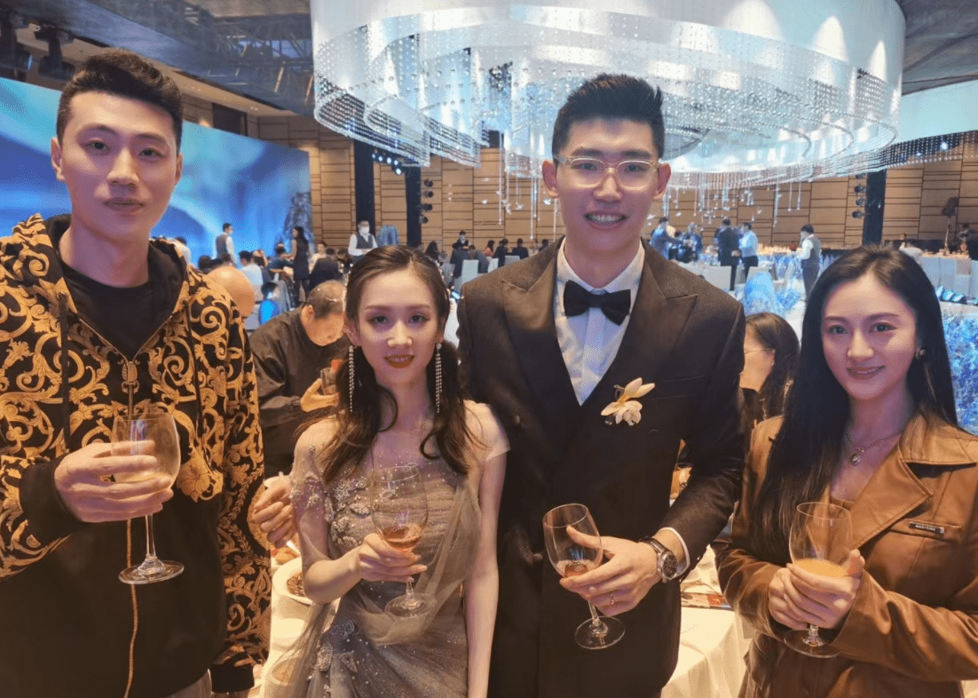 中国27岁男排王牌晒结婚照:始于初见,止于终老!新婚妻子很漂亮