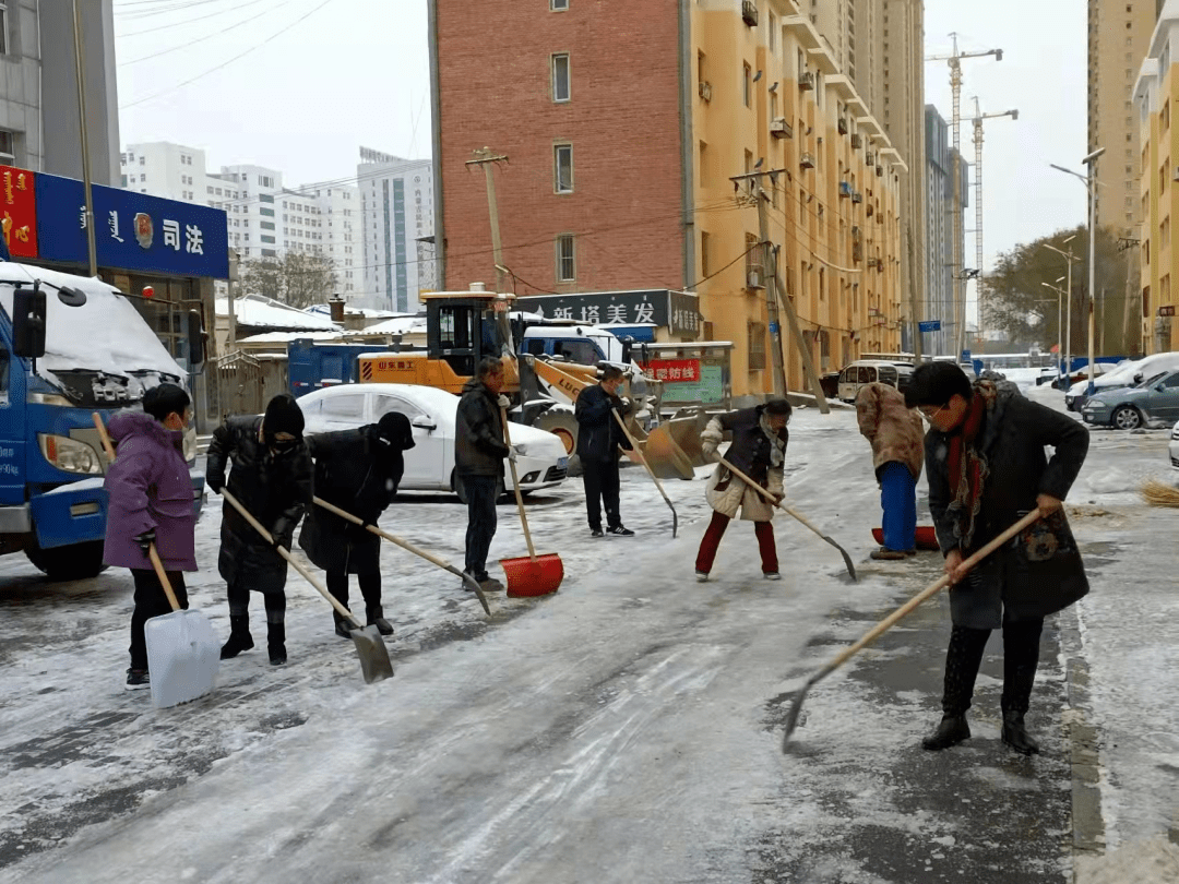 我為群眾辦實事各級黨組織積極除雪清障保障居民出行暢通各街道